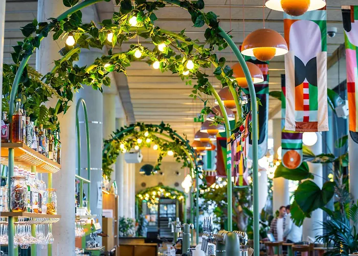 People - Paris MaraisHostel